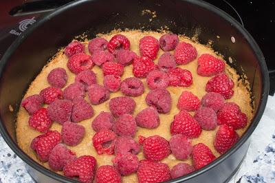 Tarta de queso, plátano y frambuesas