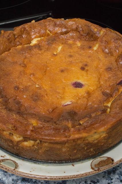 Tarta de queso, plátano y frambuesas