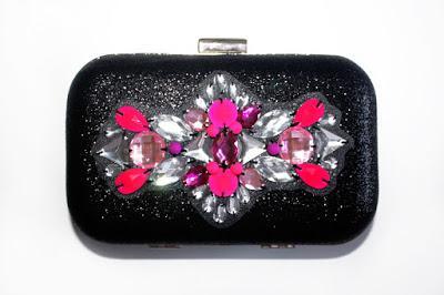 Clutch joya negro con pedreria fucsia