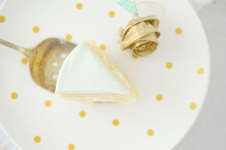 Tarta extra blanca y decoración mint, mesa dulce deliciosa