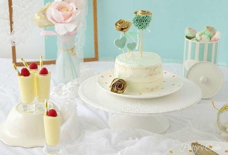 Tarta extra blanca y decoración mint, mesa dulce deliciosa