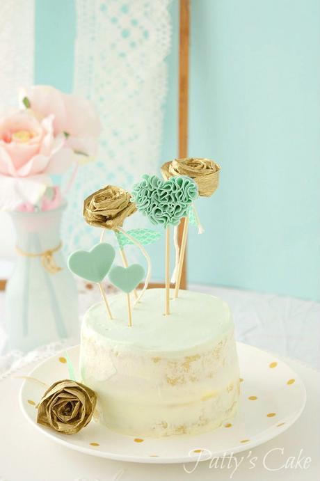 Tarta extra blanca y decoración mint, mesa dulce deliciosa