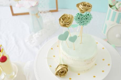 Tarta extra blanca y decoración mint, mesa dulce deliciosa