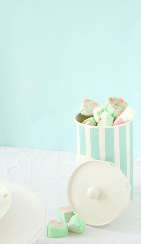 Tarta extra blanca y decoración mint, mesa dulce deliciosa