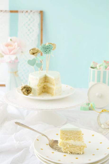 Tarta extra blanca y decoración mint, mesa dulce deliciosa