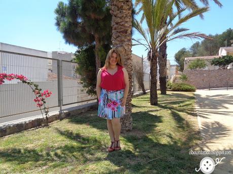 Top de tirantes retorcidos y falda cruzada