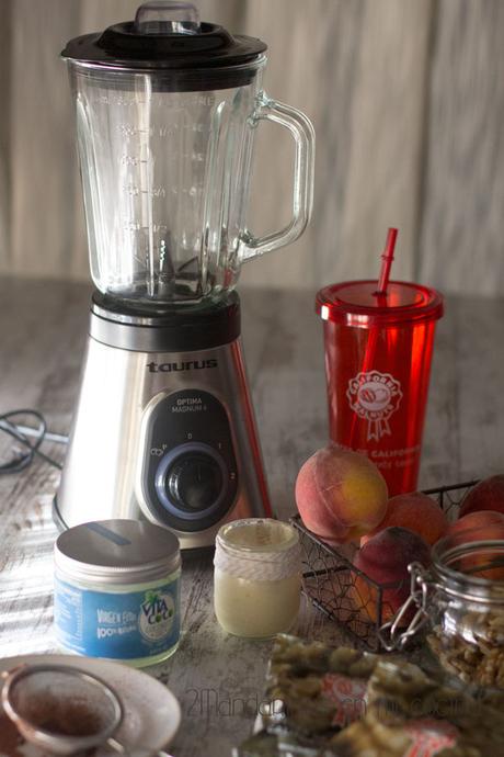 como preparar Smoothie de melocotón, aceite de coco, helado de vainilla, nueces de california y cacao