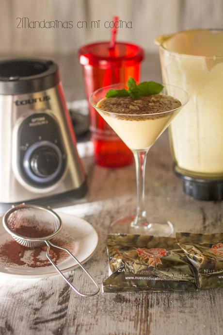 como preparar Smoothie de melocotón, aceite de coco, helado de vainilla, nueces de california y cacao