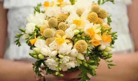 Ramo de flores boda blanco y amarillo