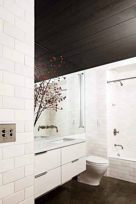 techo madera negro baño