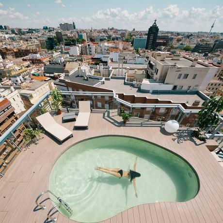 “Un chalet en el cielo de Madrid” : Piscinas de estilo moderno de ImagenSubliminal