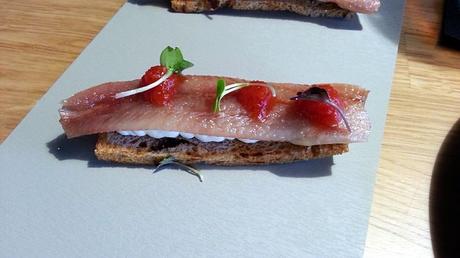 Sardinas ahumadas con queso de arzúa y tomates 