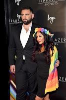 Snooki combina su LBD con un extravagante manto en el Trailblazer Honors