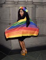 Snooki combina su LBD con un extravagante manto en el Trailblazer Honors