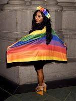 Snooki combina su LBD con un extravagante manto en el Trailblazer Honors