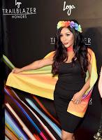 Snooki combina su LBD con un extravagante manto en el Trailblazer Honors