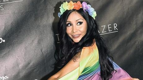 Snooki combina su LBD con un extravagante manto en el Trailblazer Honors