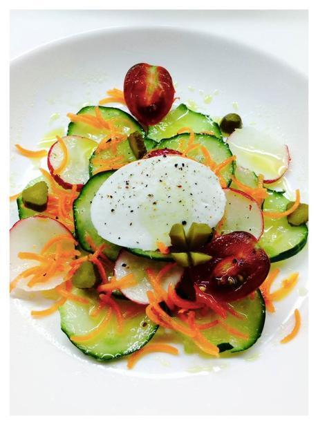 ensalada-de-pipino-con-rabanitos-fileteados-zanahoria-y-mozzarella