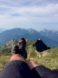 SENTADO EN AQUEL CRUCE...