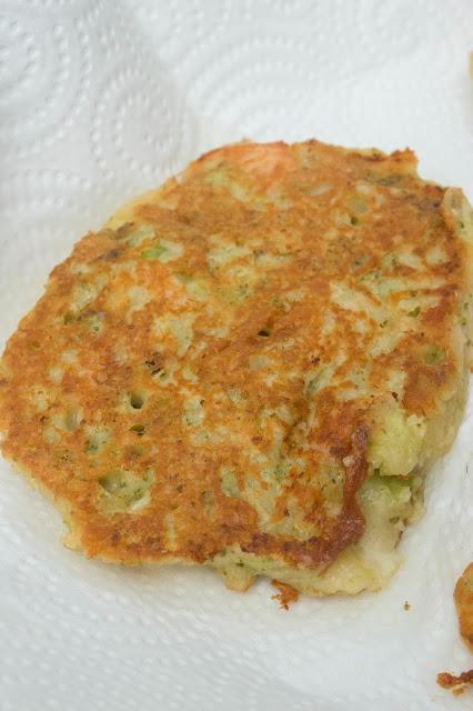 Tortitas de brócoli, queso de cabra y salmón