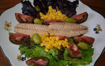 Ensalada de lechuga y caballa