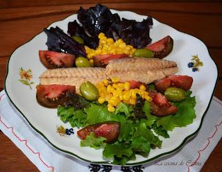 Ensalada de lechuga y caballa