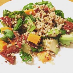 Ensalada de Quínoa, tomates secos, rúcula y palta Ensalada de Quínoa, tomates secos, rúcula y palta