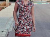 Vestido estampado complementos gris