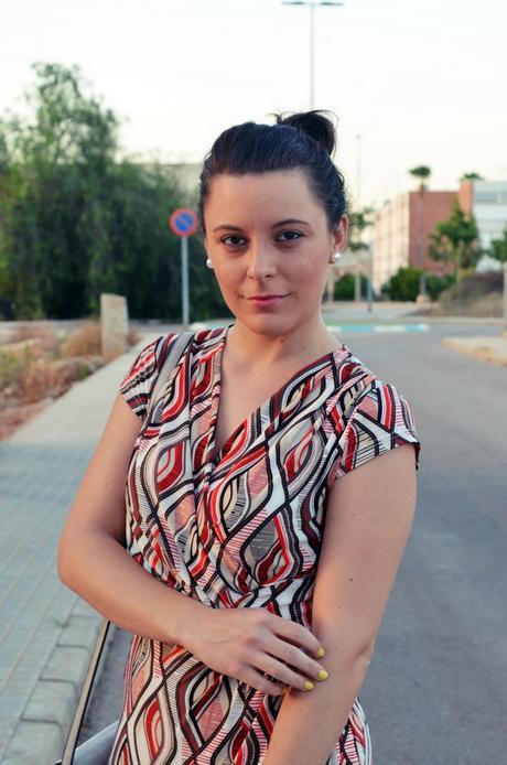 Vestido estampado y complementos en gris Look_Vestido estampado y complementos en gris_mivestidoazul (9)