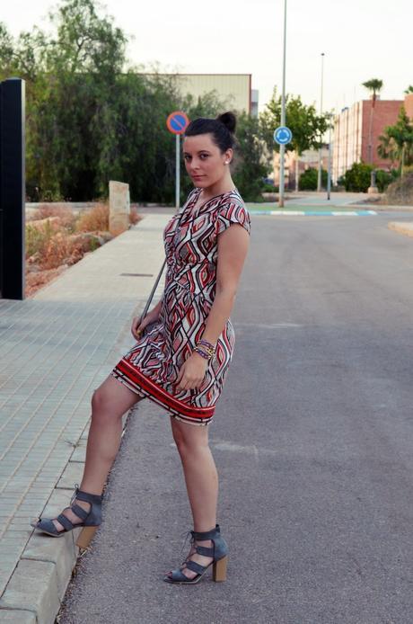 Vestido estampado y complementos en gris Look_Vestido estampado y complementos en gris_mivestidoazul (7)