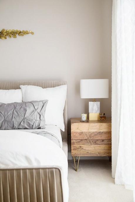 En casa de una Vlogger gold and wooden might table