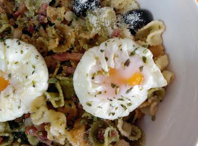 Pasta con huevo escalfado