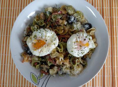 Pasta con huevo escalfado