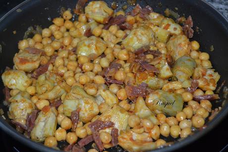Garbanzos con alcachofas y jamón