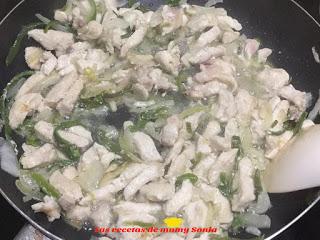 PECHUGA A TROCITOS CON PIMIENTOS VERDES