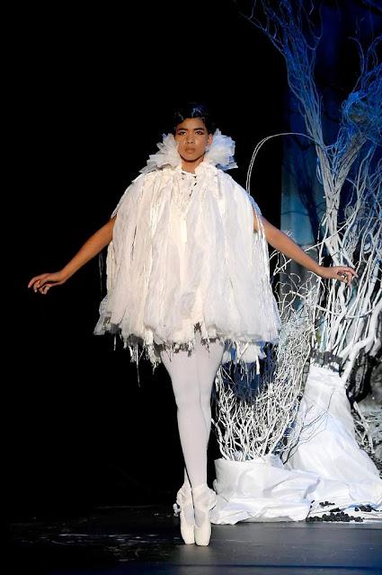 Franck Sorbier espectáculo de moda y ballet sobre la pasarela de París.