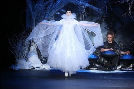 Franck Sorbier espectáculo de moda y ballet sobre la pasarela de París.