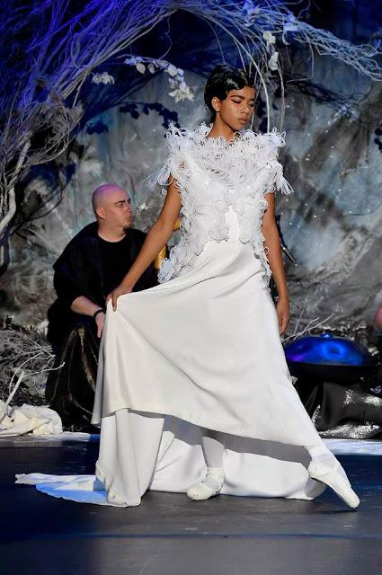 Franck Sorbier espectáculo de moda y ballet sobre la pasarela de París.