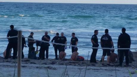 Balseros cubanos detenidos en una playa del condado de Broward. (DAILY NEWS)