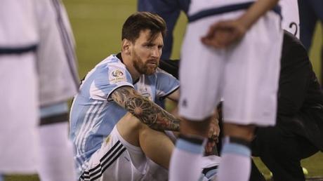 Tecnico de la Liga MX consuela a Messi tras perder la final de la Copa América Centenario