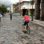 Realizan 5° torneo de “golfito urbano” con baches de la ciudad