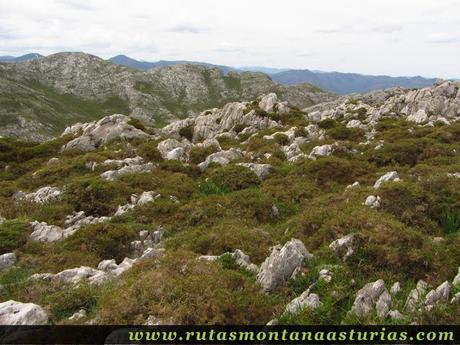 Bajando de Peña Sobia a la Siella. Terreno con mucha roca