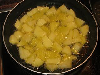 PATATAS CON CHORIZO Y JAMÓN (PATATAS GAMBRINUS)