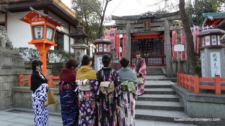 Kyoto;   el Santuario Yasaka-Jinja, el Parque Marauyama y un pequeño paseo por Gion