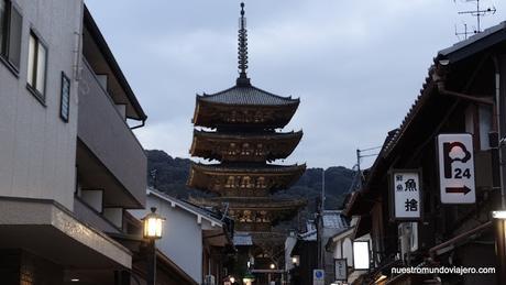 Kyoto;   el Santuario Yasaka-Jinja, el Parque Marauyama y un pequeño paseo por Gion