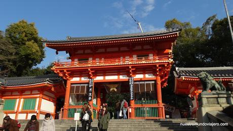 Kyoto;   el Santuario Yasaka-Jinja, el Parque Marauyama y un pequeño paseo por Gion