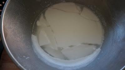 Harina de coco, mantequilla, leche en polvo y aceite de coco casero