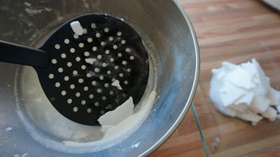 Harina de coco, mantequilla, leche en polvo y aceite de coco casero