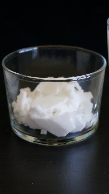 Harina de coco, mantequilla, leche en polvo y aceite de coco casero