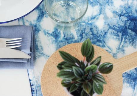 Mesa para desayuno de verano sencilla y refrescante